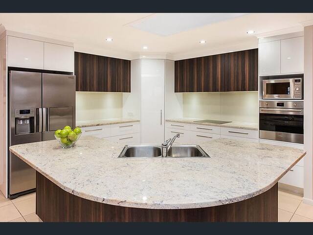 Waterfront Retreat gallery image 4