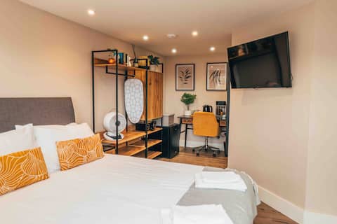Top Airbnb: The Cabin - Hot tub vibes in Poole