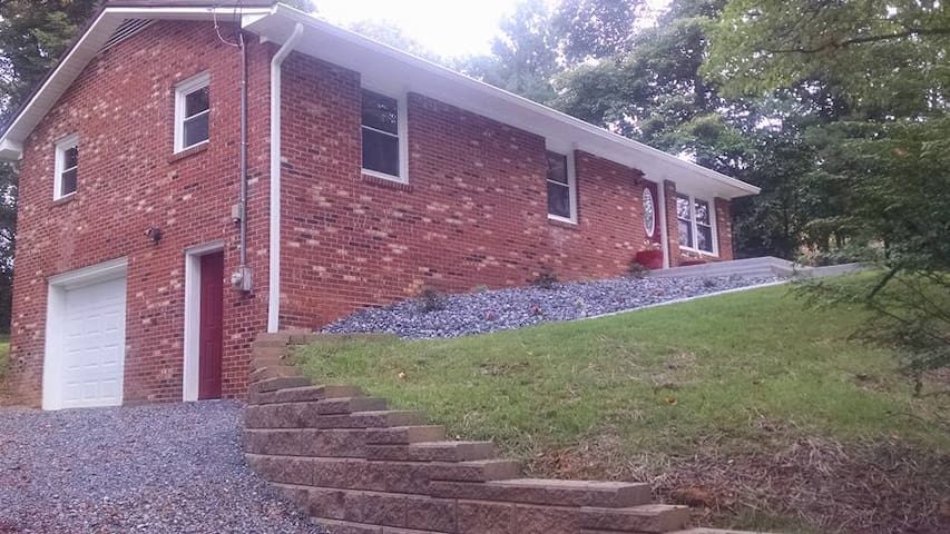 Cozy home close to historic downtown Jonesborough!