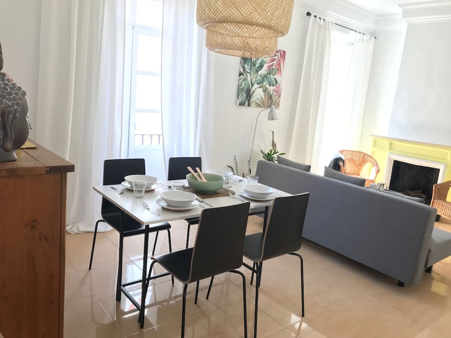 Zona común- salón comedor, espacio ideal y acogedor tanto para momentos de relax como de trabajo. Zona equipada con menaje de cocina.