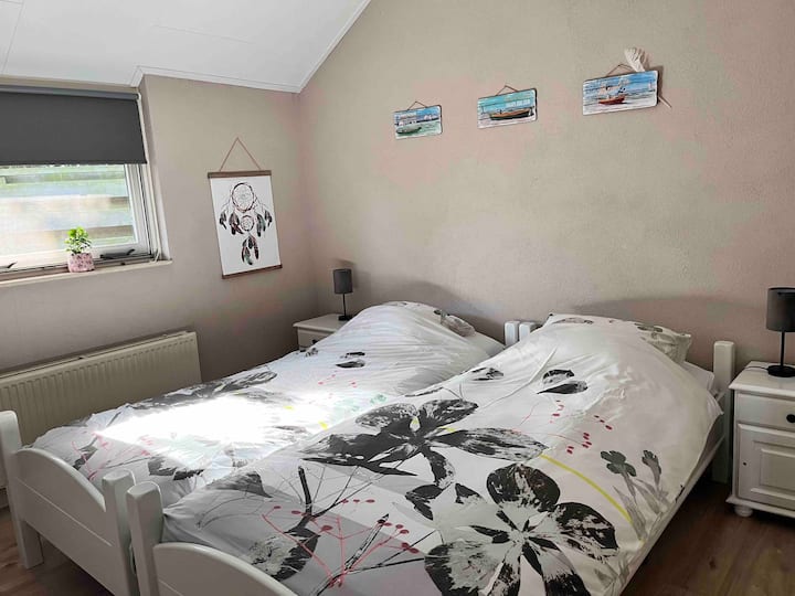 Спалня с 2 единични легла 
( регулируема основа с летви)