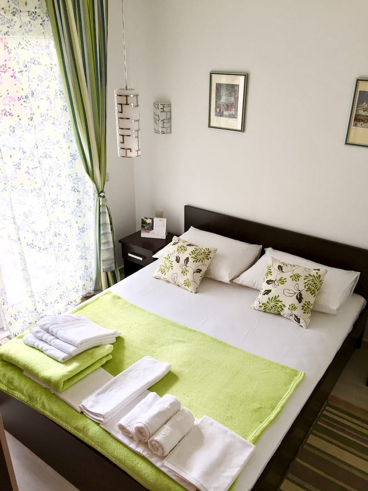 Spálňa s manželskou posteľou Queen (160 x 200) a 2 veľkými šatníkmi, prístup na terasu