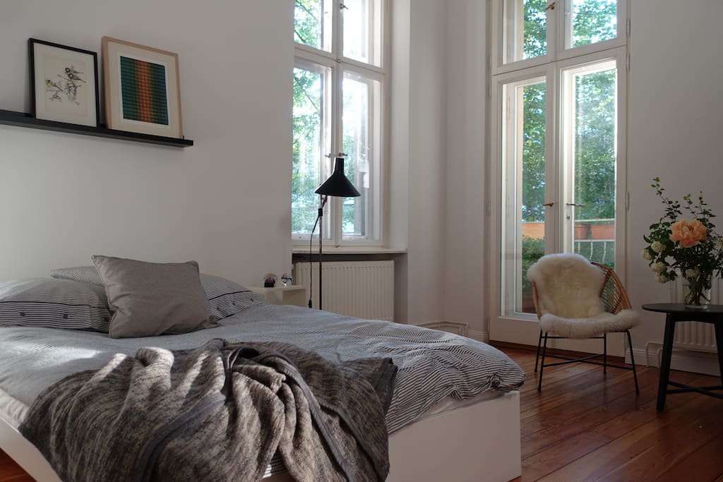 ruhiges Wohn-Schlafzimmer mit Balkon
