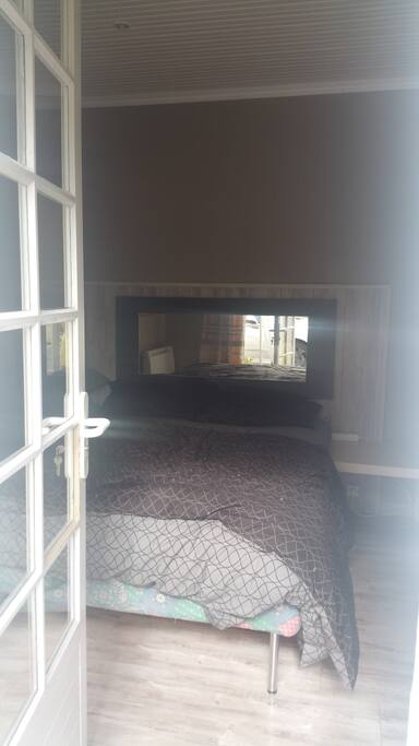 Chambre avec accès extérieur direct piscine.