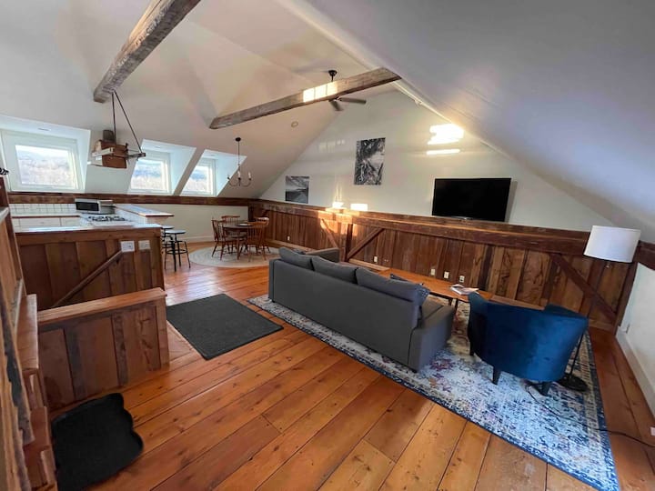 אזור מגורים מרווח.  שופע אור.