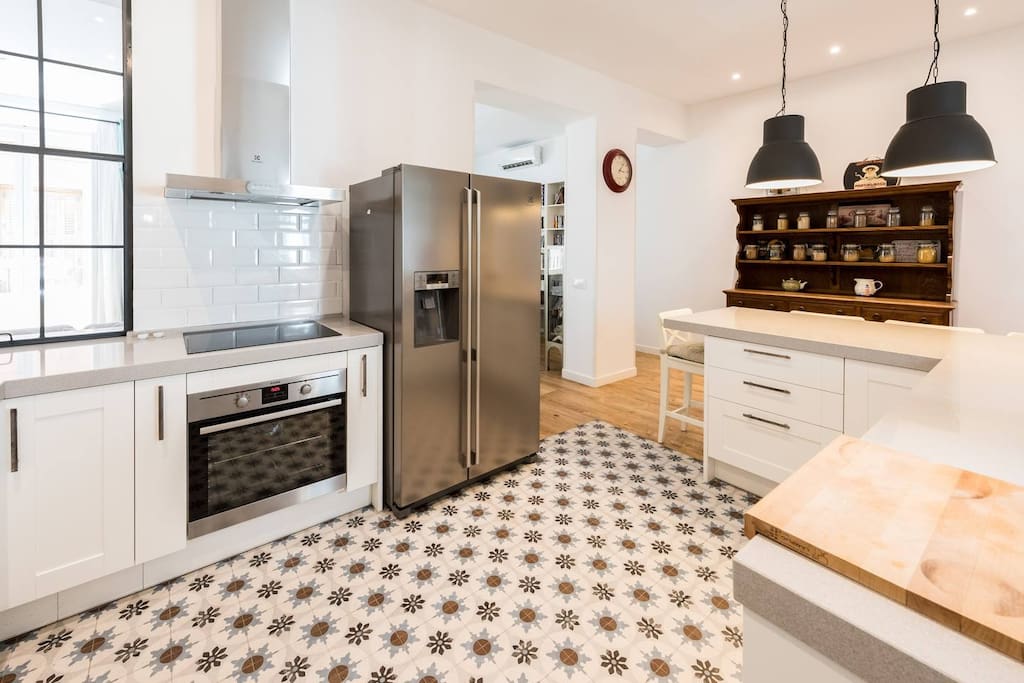 Open Kitchen (20 m2 = 215 sq ft!)