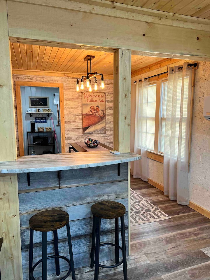 LakeWay Retreat- 4 min from US-41 and The Lake!