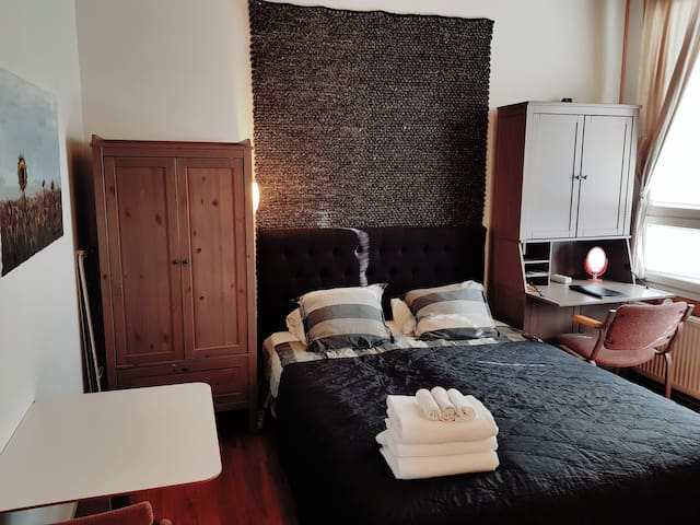 Guest-Room OWN Entrance Airport & City Easy Access