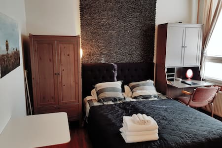 Guest-Room OWN Entrance Airport & City Easy Access