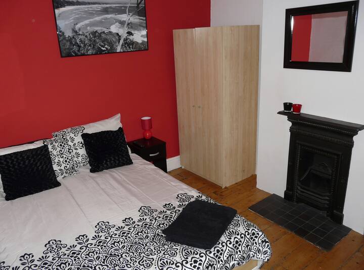 Vibrant double room; great location