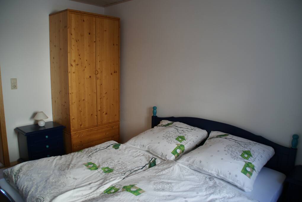 Schlafzimmer mit Kleiderschrank