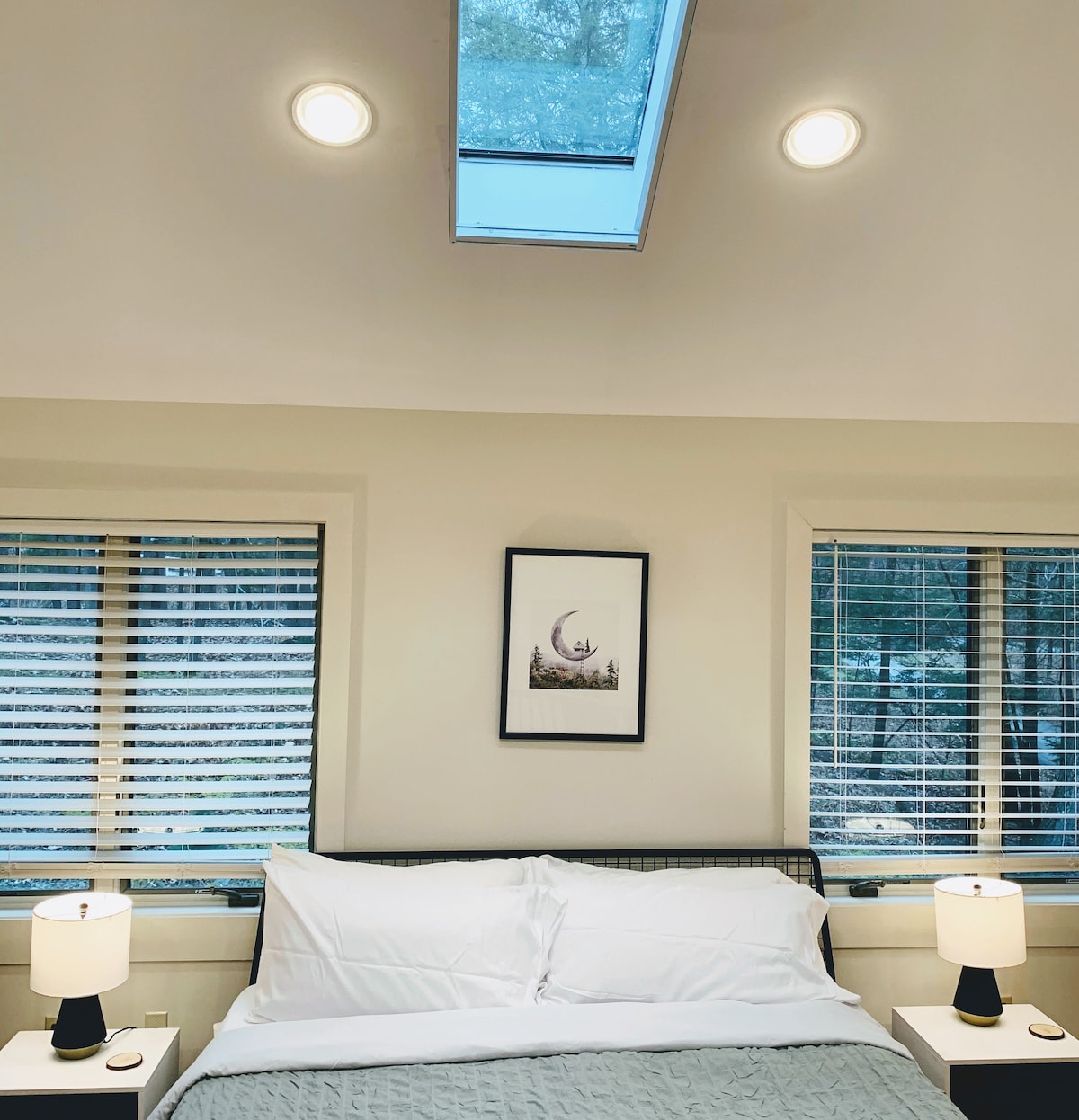 سرير كينج وإطلالات قريبة من غرفة النوم 3