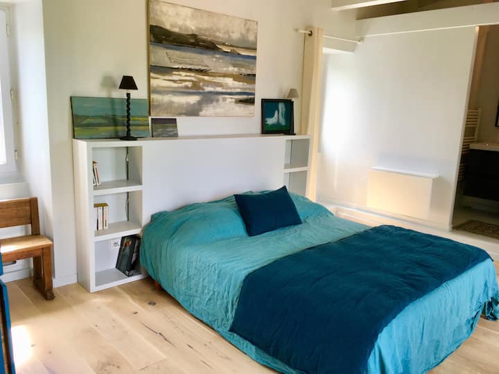 Hlavná spálňa so sprchovacím kútom a WC  - hlavný dom na 1. poschodí