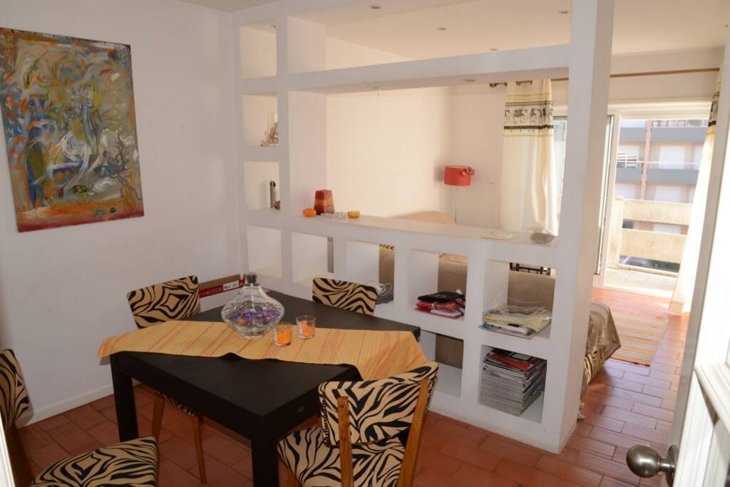 sala dividida em sala de estar e de jantar