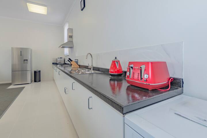 4 Bedroom House – Hobart CBD – Free Parking gallery image 2