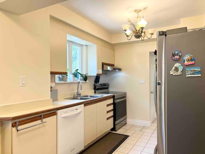 Bright & Warm Room (3' Subway, 25' Downtown) - Toronto