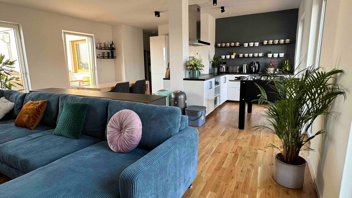 Top Airbnb: Bright, 110 sqm penthouse apartment near the center in Neustadt Neuschönefeld