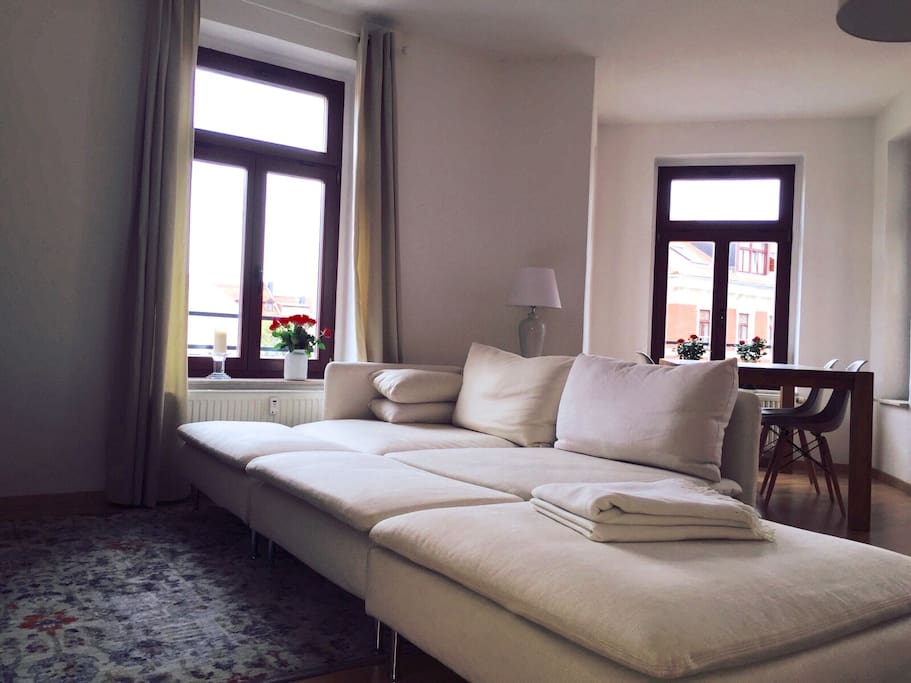 Wohnzimmer mit großer Schlafcouch für 2 Personen
