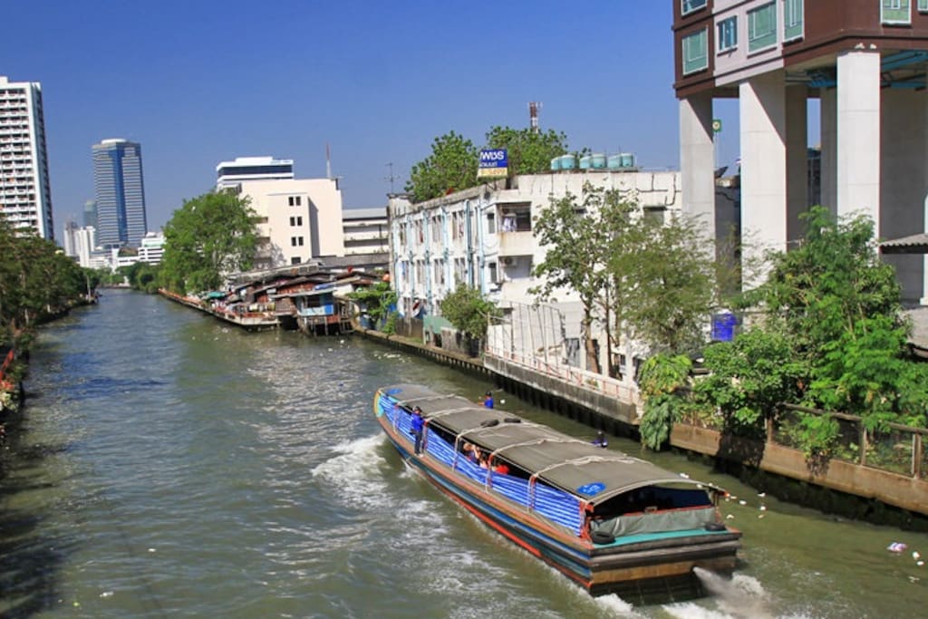 The Khlong Saen Saeb water way traverses Bangkok East to West in less than 30 minutes