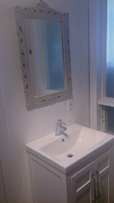 Salle de bain avec bain, lavabo et wc