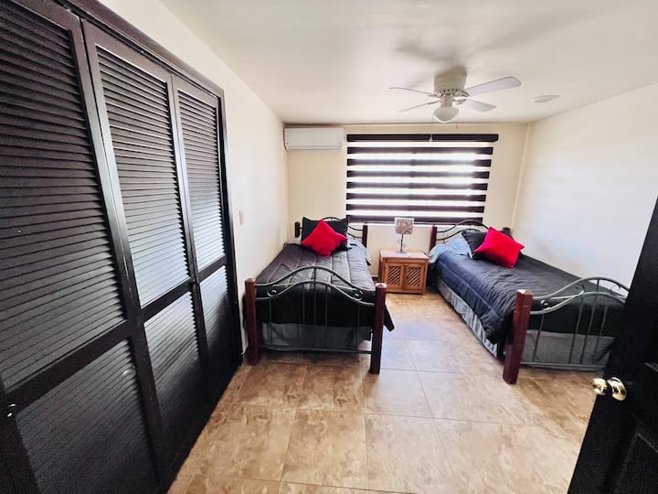 Спална соба бр. 3 со 2 единечни кревета и минисплит