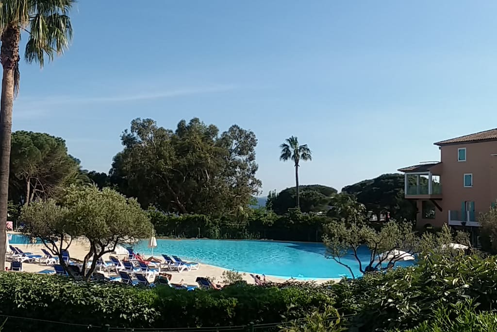 transats à la piscine