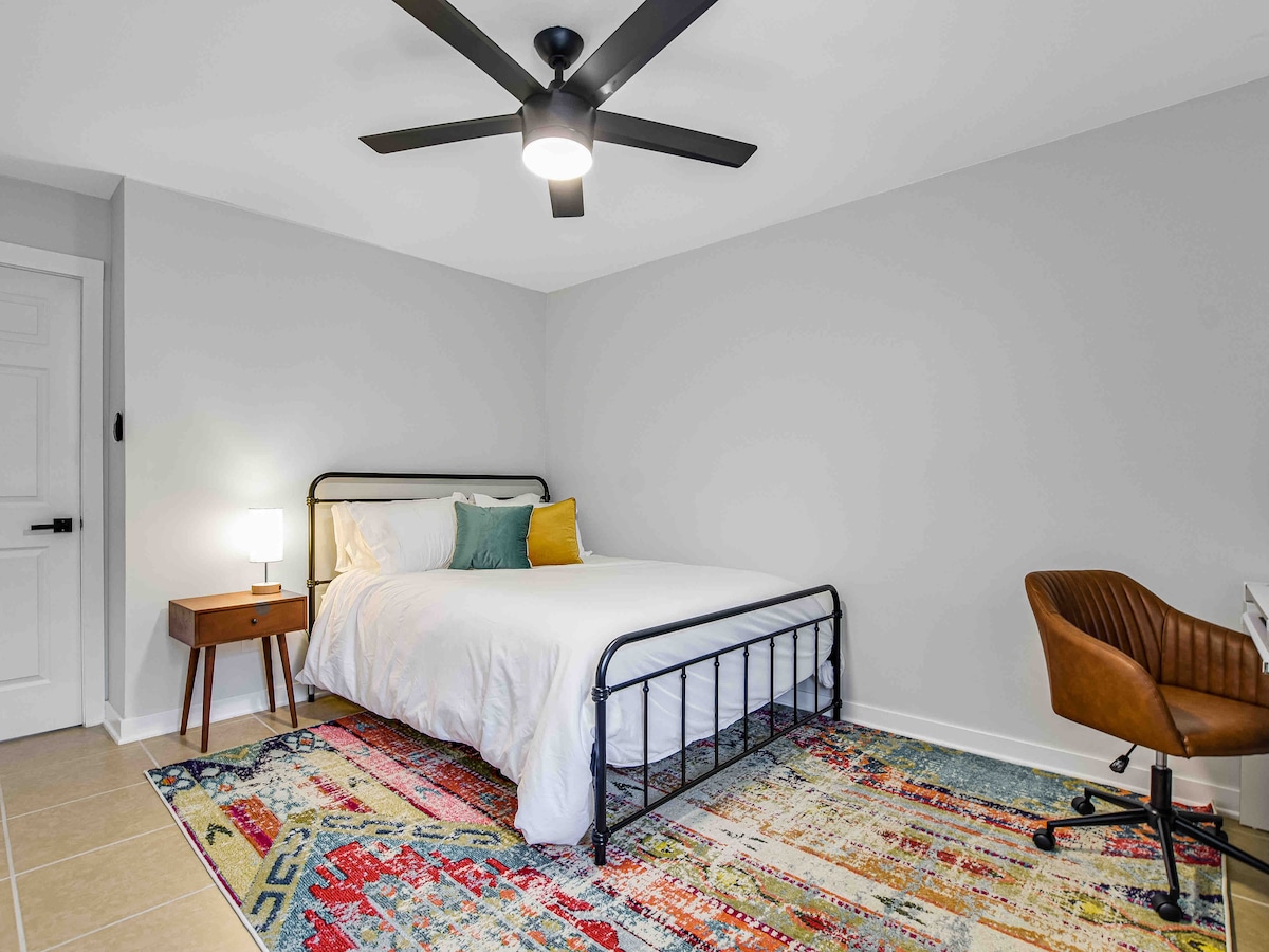 Modern Southwestern 2BR near SoCo