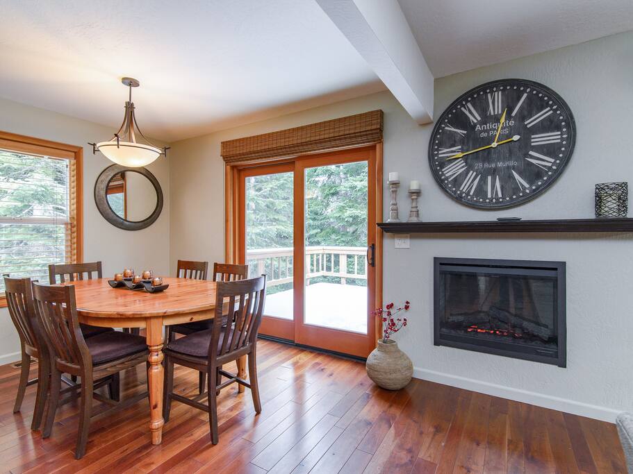 Call your crew to the 6-person dinner table and enjoy a family-style feast together.