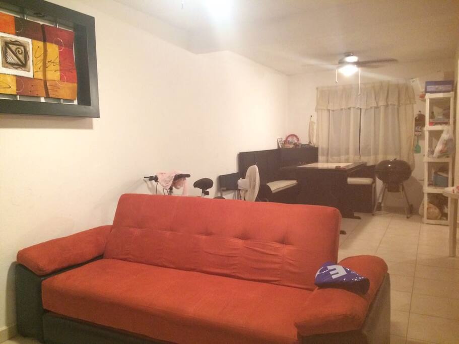 Comedor y sala con sofá cama.