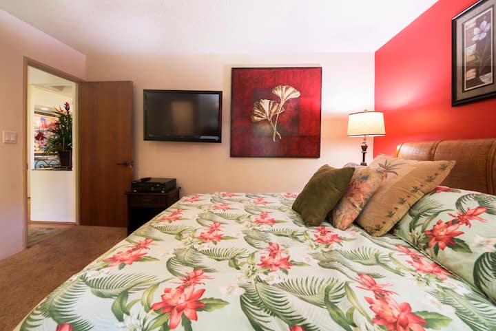 客房配有互联网电视、大衣橱、独立卫生间和私人阳台，可欣赏躺椅和景观。