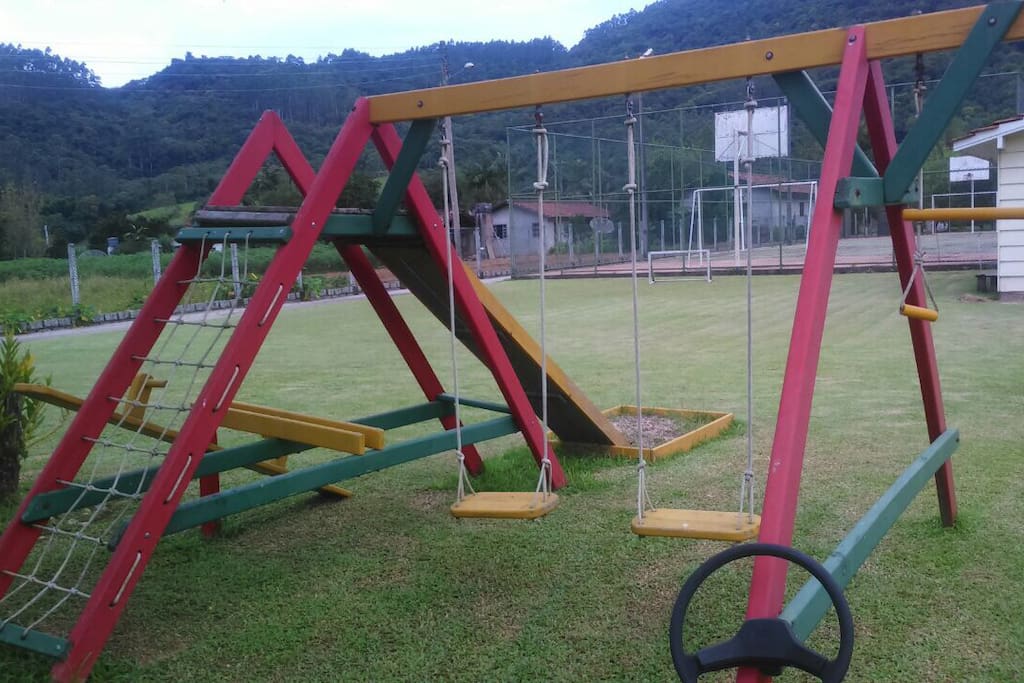 Parque Infantil e quadra poliesportiva