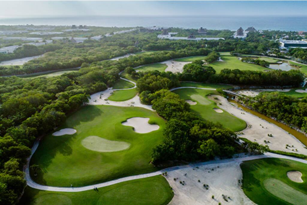 Diseñado por uno de los maestros legendarios del juego, la Experiencia Par 3 Nicklaus en Riviera Maya es uno de los campos cortos más bellos del mundo. Por supuesto, el escenario no es lo único que usted disfrutará –2,923 yardas de fairways ondulados y trampas de arena convierten a este campo en un placer absoluto. Lo complementan una Pro Shop y un delicioso restaurante. Riviera Maya Golf es una joya en la selva. ¡Lo más probable es que usted nunca quiera salir del césped!