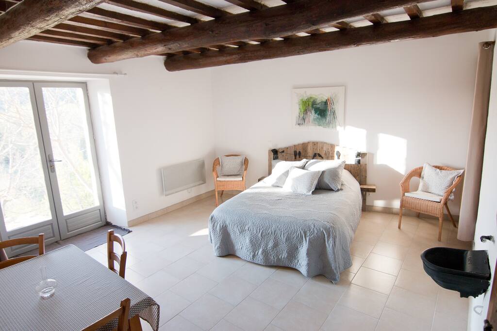 Une vaste chambre avec grande ouverture pour laisser entrer la nature !
