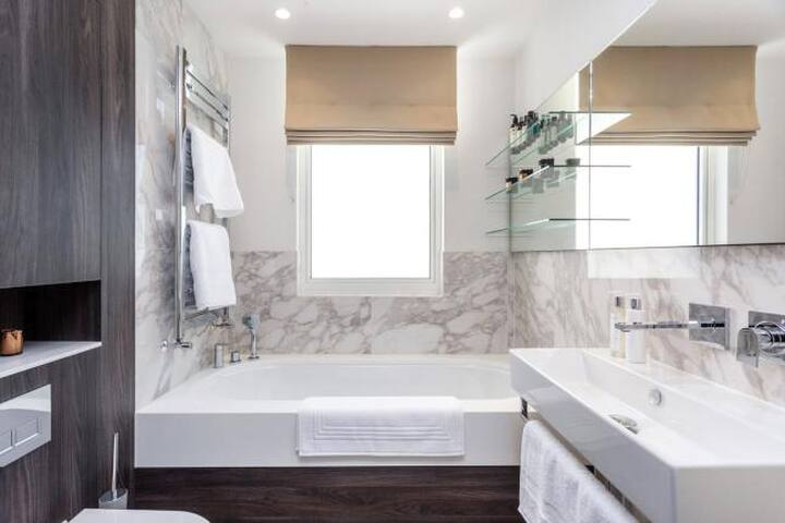 Beautiful New Luxury 2BR Oxford Circus Apartment gallery image 3