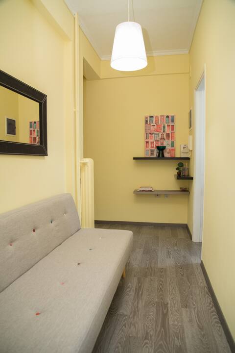Popular Airbnb listing: Cozy renovated flat in Koukaki in ΚΟΥΚΑΚΙ