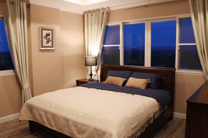 מתעוררים כדי להחיות את נופי ההרים בחדר השינה הראשי. 