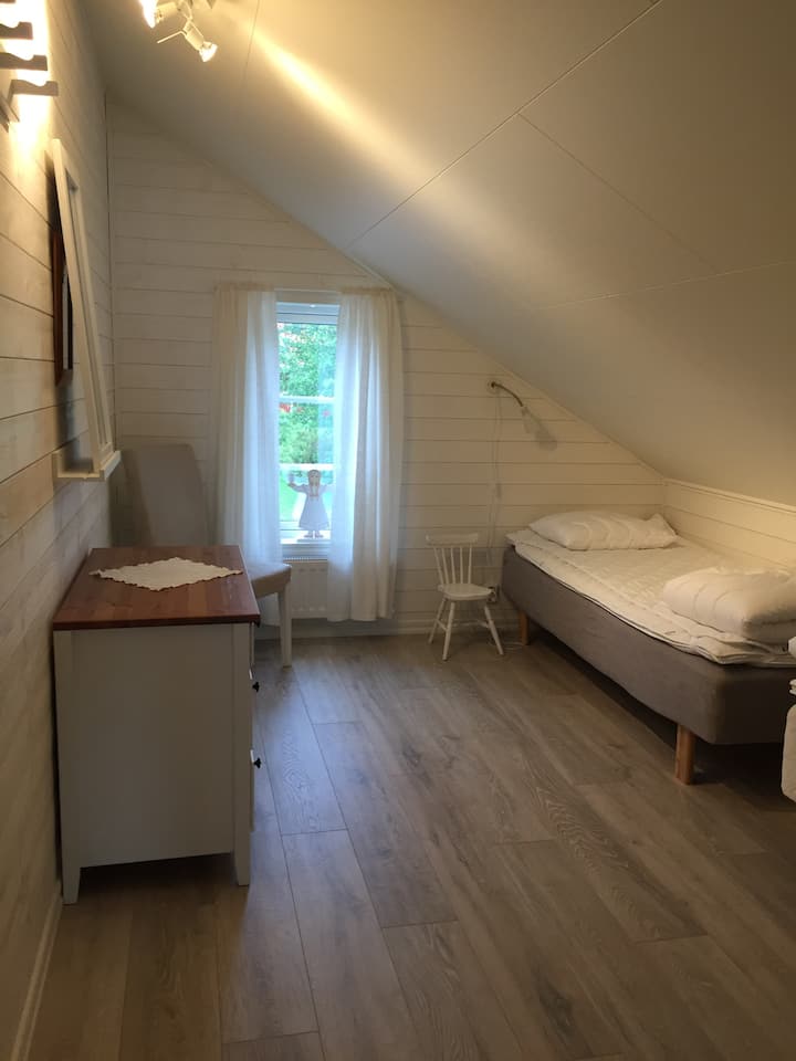 Soveværelse nr. 3 med to enkeltsenge.