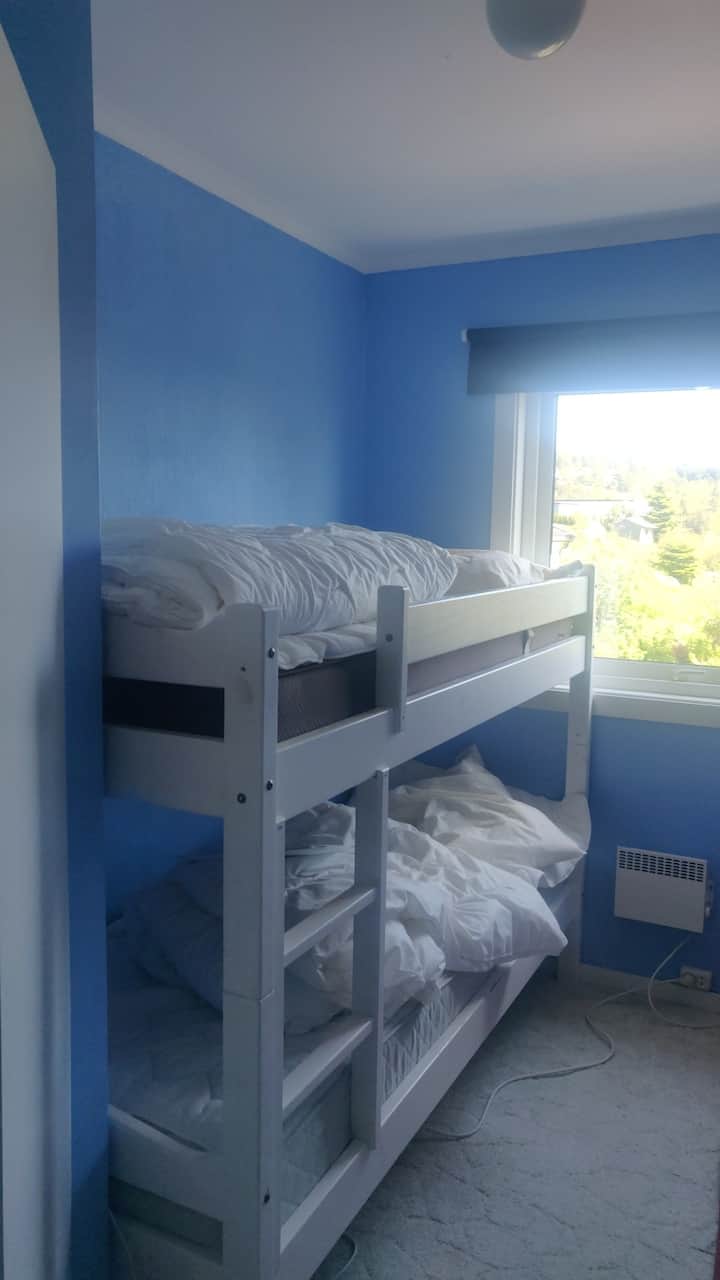 Kitanda cha ghorofa na chumba kwa ajili ya godoro la ziada sakafuni