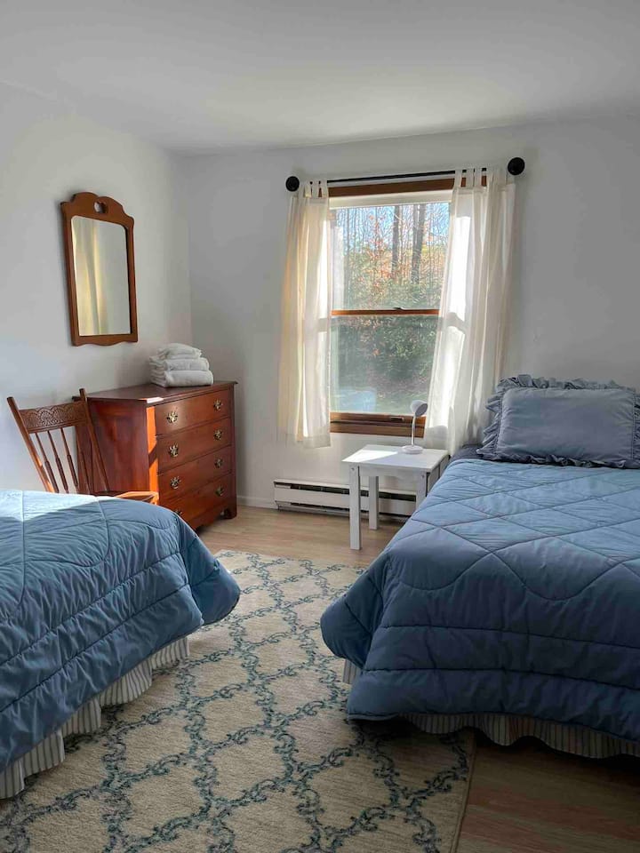 Hall bedroom with twin beds.