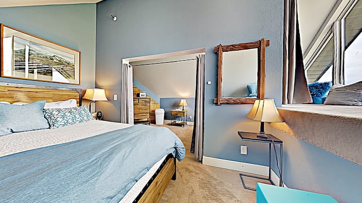 Queenslaapkamer boven met HD smart-tv