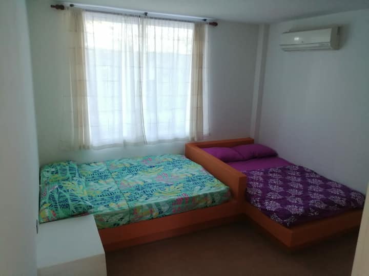 Chambre #2 1er étage. Lit double et lit semi-double, climatisation, salle de bain privée