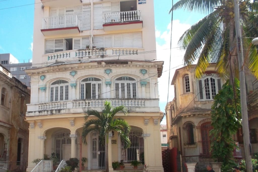 Edificio 21 e/ M y N, Vedado