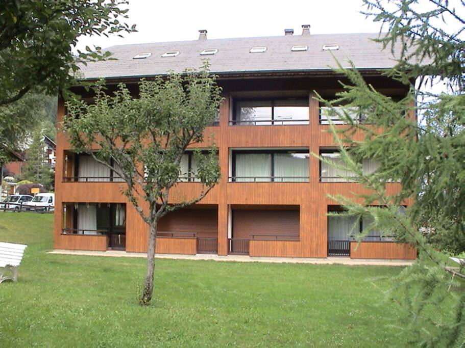 Appartement situé en rez de chaussé avec accès direct au jardin.
