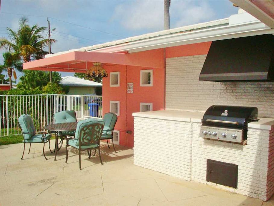 Dine poolside after grilling some shrimp skewers or steaks.