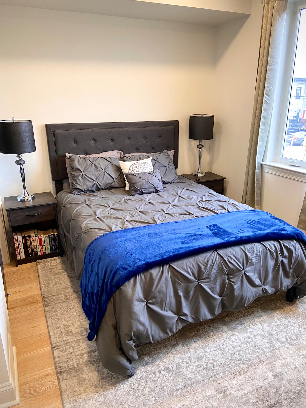 Спалната соба со брачен кревет (широк 150-179 см), сосема нов душек, светилки за читање (со книги!) и паметен телевизор