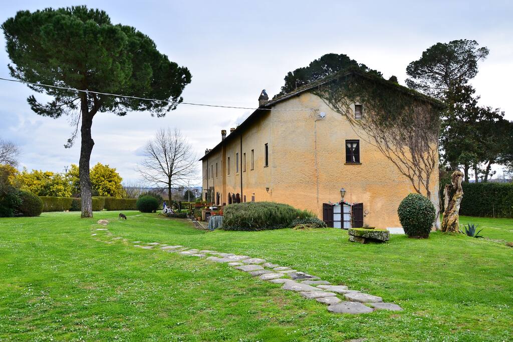 The farmhouse and its garden