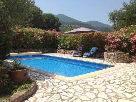 Villa with pool * Views * Calm * Walk to village!