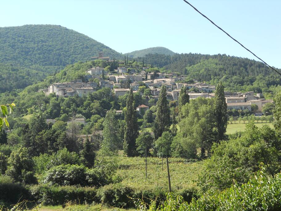 Vue sur le village de Mirmande dominée par l'église Sainte Foy. Notre hébergement est situé en bas à droite !!!!