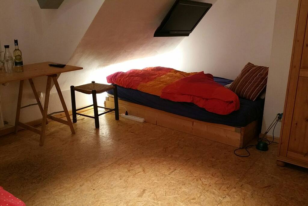 Schlafzimmer mit zwei Betten.
-160×200cm
-90x200cm
Besonderheit: Fernseher über dem Bett. Hier können DVD's geschaut werden.