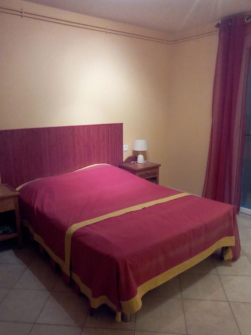 Chambre spacieuse et lumineuse. Literie confortable, draps fournis.
Accès sur terrasse, piscine et jardin.
